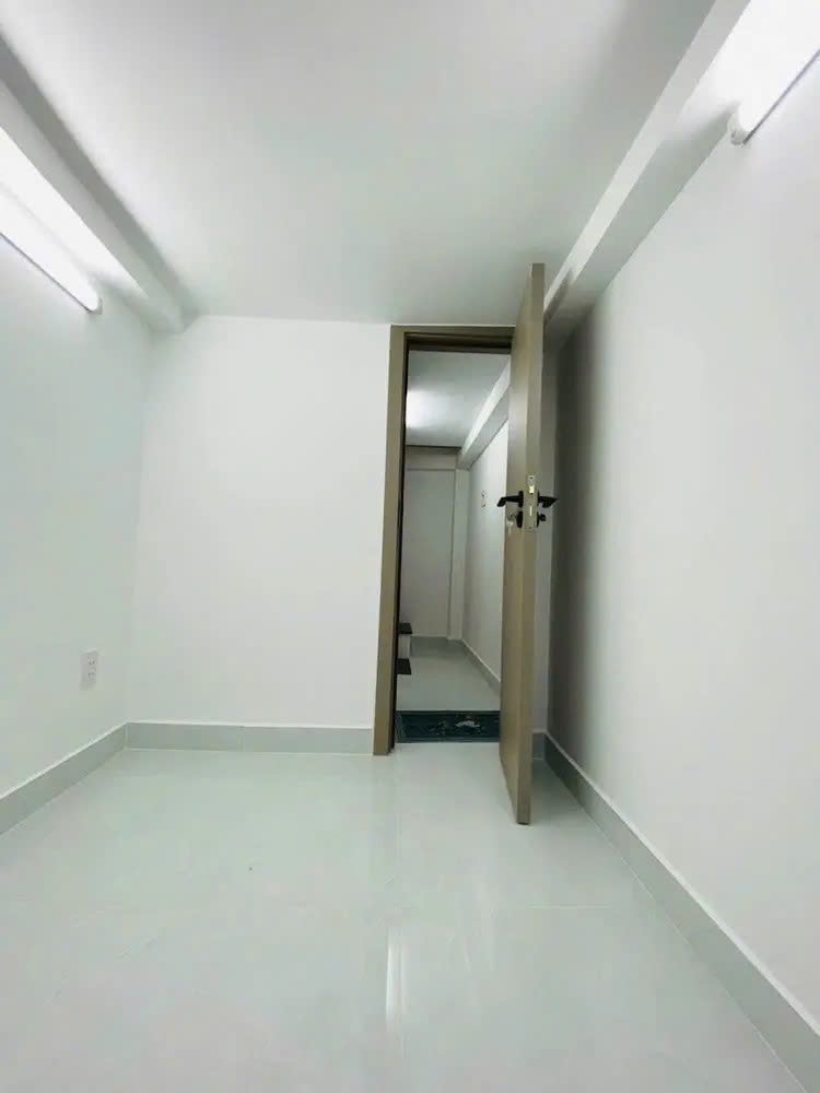 Nhỉnh 2 tỷ Hộ Khẩu Sài Gòn - 3 Tầng - Full Nội Thất - Trung Tâm Tân Phú