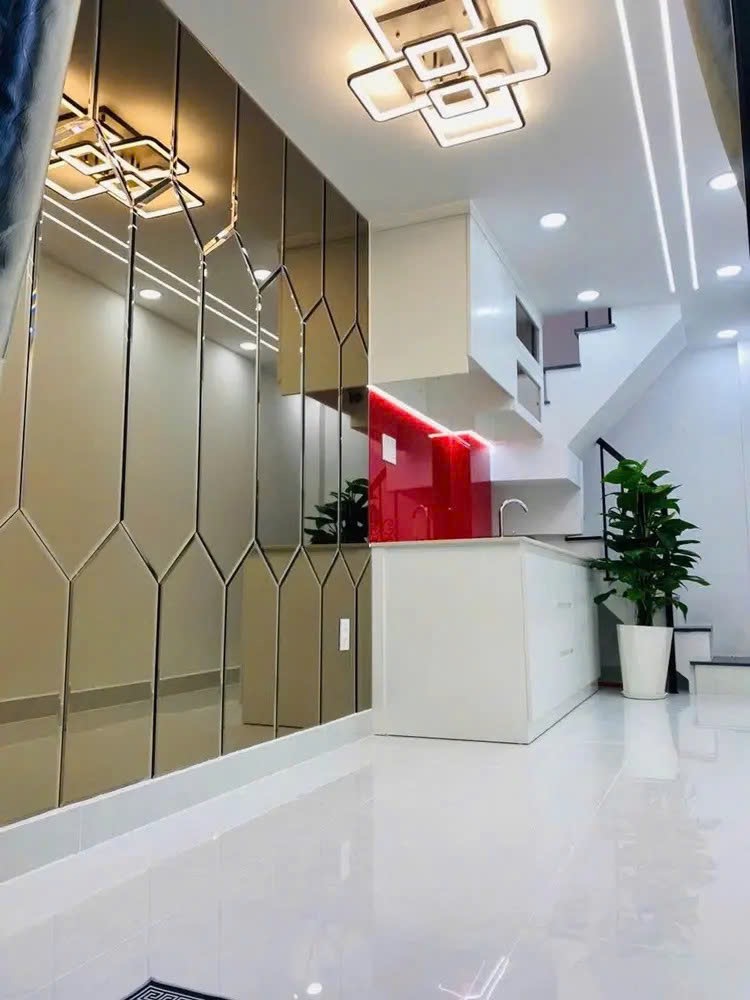 Nhỉnh 2 tỷ Hộ Khẩu Sài Gòn - 3 Tầng - Full Nội Thất - Trung Tâm Tân Phú