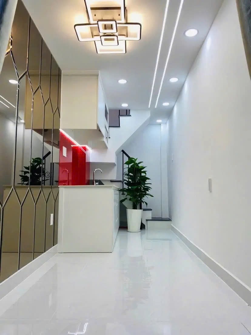 Nhỉnh 2 tỷ Hộ Khẩu Sài Gòn - 3 Tầng - Full Nội Thất - Trung Tâm Tân Phú