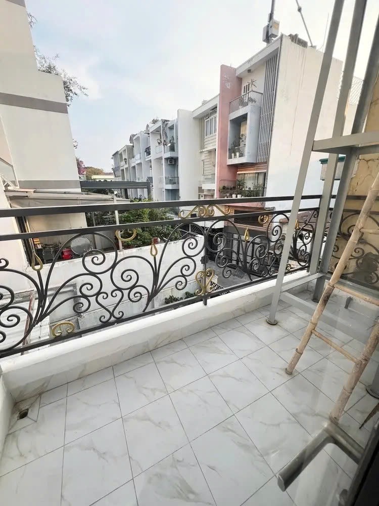 Nhà đẹp 3 tầng Hoà Bình - Sát Đầm Sen